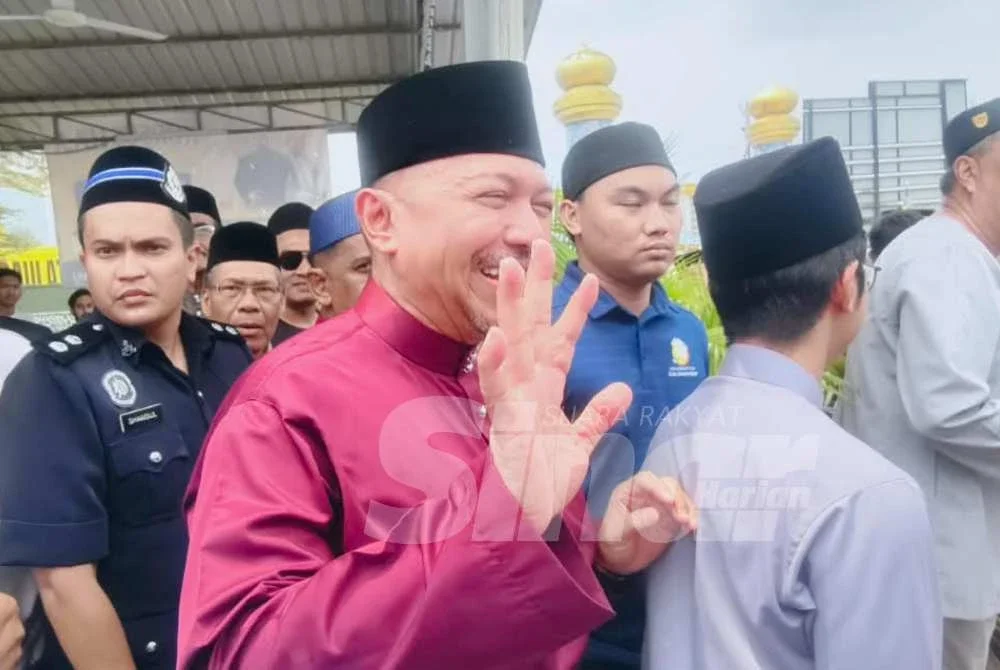 Mohd Zafir mengelak ditanya pemberita berkenaan isu proklamasi ketika ditemui di Masjid Diraja Tuanku Munawir.