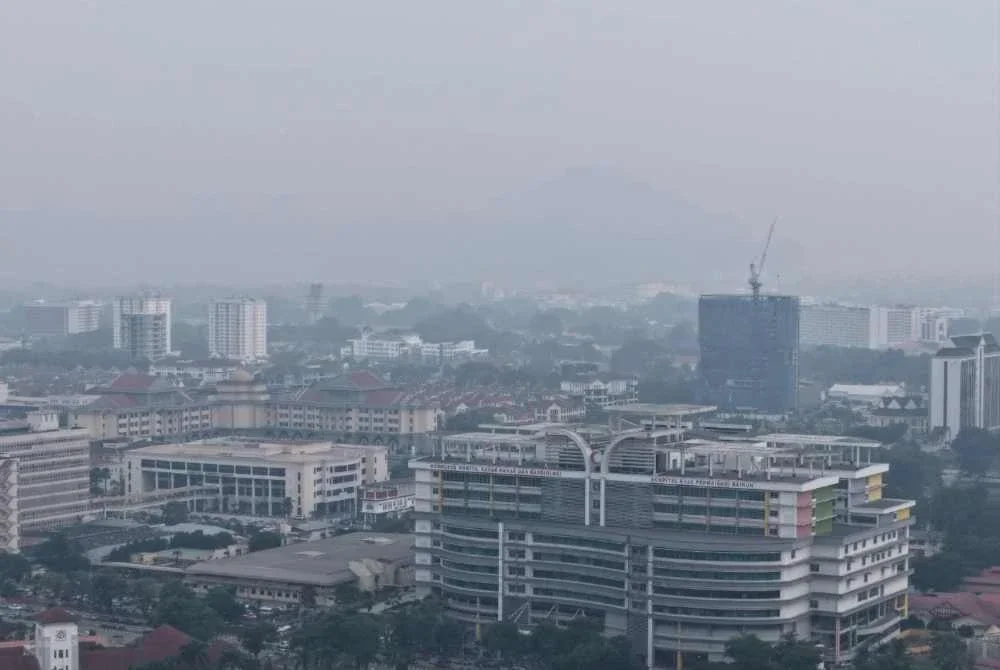 Keadaan udara di beberapa lokasi di bandar raya Ipoh pada Rabu susulan jerebu seperti dikongsi di Facebook Pemerhati Lembah Kinta.