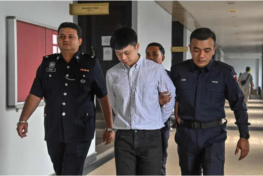 Tertuduh dibawa keluar dari Mahkamah Sesyen Kuala Lumpur pada Jumaat selepas dijatuhi hukuman penjara dan sebat atas pertuduhan pecah amanah. - FOTO: Bernama