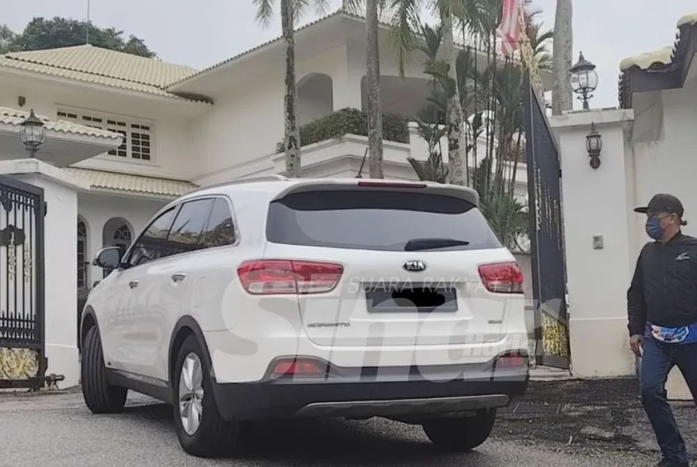 Beberapa kenderaan dilihat memasuki laluan ke kediaman berkenaan.