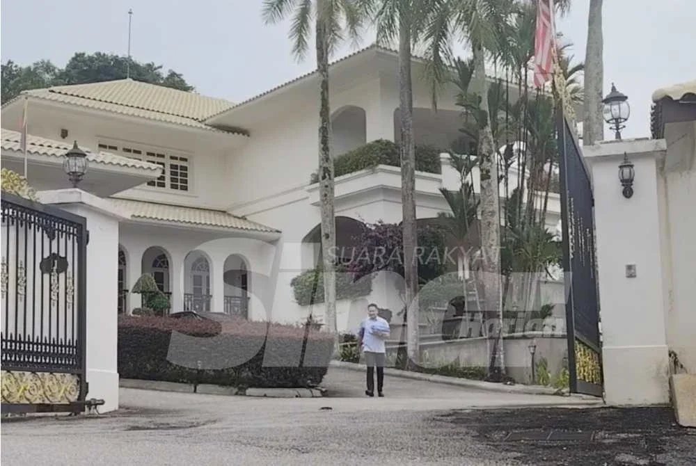 Perkarangan kediaman bekas Perdana Menteri, Datuk Seri Najib Razak di Jalan Langgak Duta di sini mula menjadi tumpuan seawal jam 10 pagi.