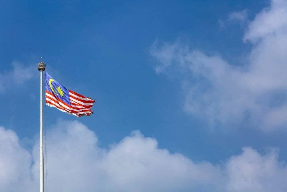 WALAUPUN berbeza warna kulit, agama dan kaum, kita berdiri di bawah bendera yang sama.