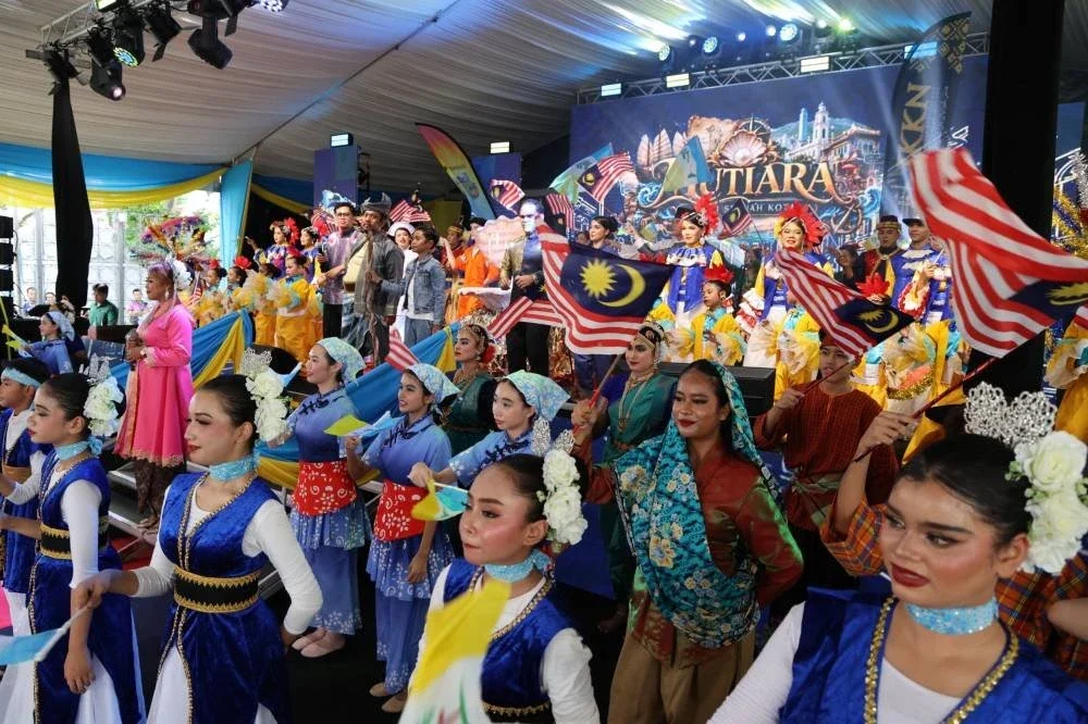 Persembahan pelbagai budaya yang terdapat di Malaysia menyerikan lagi majlis.