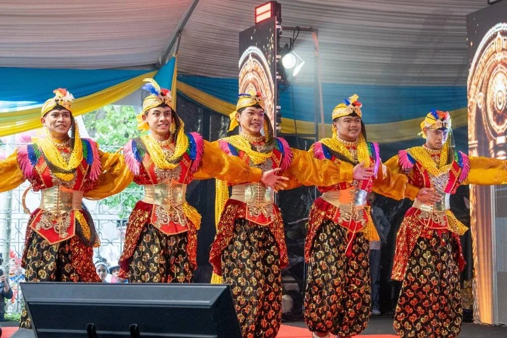 Pelbagai persembahan menarik disediakan untuk tetamu kehormat serta orang ramai yang hadir.