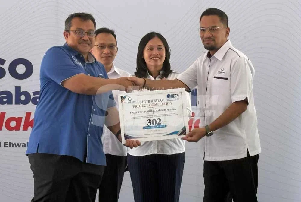 Nie Ching (tengah) menyaksikan simbolik penyampaian sijil penyiapan projek antara Cita Global dengan UTEM.