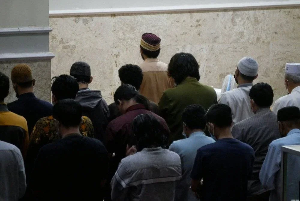 PASTIKAN saf di hadapan penuh terlebih dahulu sebelum memulakan saf baharu.