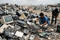 Kegagalan mengitar semula e-waste boleh meningkatkan pencemaran dan menyebabkan sumber bernilai terlepas begitu sahaja. - Imej janaan AI
