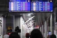 Beberapa penumpang memerhati paparan maklumat penerbangan di Lapangan Terbang Antarabangsa Kota Kinabalu (KKIA). Foto Bernama