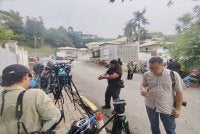 Pengamal media termasuk jurugambar berkumpul di hadapan kediaman bekas Perdana Menteri, Datuk Seri Najib Tun Razak di Langgak Duta
