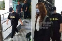 Goh Yin Zun (depan) didakwa di Mahkamah Majistret Kluang pada Jumaat.