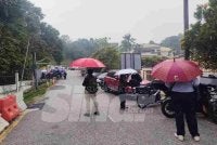 Hujan yang mencurah tidak mematahkan penantian petugas media tempatan dan antarabangsa yang berkampung di luar kediaman bekas Perdana Menteri, Datuk Seri Najib Razak