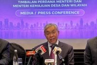 Presiden UMNO, Datuk Seri Dr Ahmad Zahid memberikan respons berhubung keputusan Lembaga Pengampunan terhadap Najib pada sidang akhbar di Jakarta pada Jumaat. FOTO: SINAR HARIAN