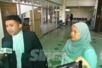 Azera (kanan) bersama peguamnya hadir ke Mahkamah Tinggi Shah Alam pada Jumaat.