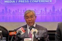 Ahmad Zahid memberikan respons berhubung keputusan Lembaga Pengampunan terhadap Najib pada sidang akhbar di Jakarta pada Jumaat.
