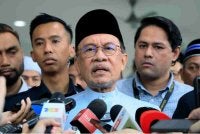 Anwar bercakap kepada pemberita selepas menunaikan Solat Jumaat di Surau Nur Perdana pada Jumaat. Foto Bernama 