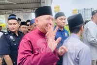 Mohd Zafir mengelak ditanya pemberita berkenaan isu proklamasi ketika ditemui di Masjid Diraja Tuanku Munawir.