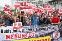 Sebahagian penduduk menghadiri sesi dialog serta perhimpunan aman bagi menyuarakan bantahan terhadap cadangan pembangunan berkenaan.