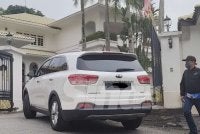 Beberapa kenderaan dilihat memasuki laluan ke kediaman berkenaan.