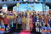 Ramli (tengah) bersama tetamu kehormat bergambar kenangan bersama peserta yang terlibat dalam persembahan pada Majlis Perasmian Penutup Festival Citra Mutiara 2026.