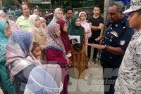 Ahli keluarga pemancing yang masih hilang di perairan One Fathom Bank berhampiran Pulau Ketam berkumpul di Jeti Nelayan Semantan, Klang bagi menantikan perkembangan operasi mencari dan menyelamat (SAR) pada Jumaat.