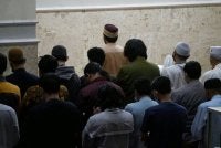 PASTIKAN saf di hadapan penuh terlebih dahulu sebelum memulakan saf baharu.