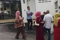 Pegawai khas kepada Najib enggan mengulas mengenai perkembangan semasa bekas Perdana Menteri itu ketika ditemui di hadapan kediamannya pada Jumaat.