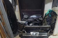 Komponen kenderaan yang masih mempunyai nilai pasaran dikumpulkan untuk dijual. Foto: Polis Padang Besar