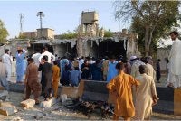 Orang ramai melihat kesan serangan bom di sebuah masjid yang terletak di barat laut Pakistan. - FOTO: AFP 