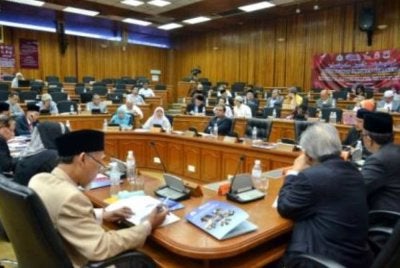 Tuntutan mengadakan syura amatlah tinggi, apabila ia diungkap bersama-sama persoalan iman dan solat. Ia prinsip asas dalam kepimpinan dan berkerajaan. Gambar hiasan/fail Yadim
