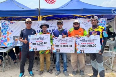 Amir Ali (dua dari kanan) bersama pemenang Pertandingan Memancing Hari Malaysia 2026 di Tambak Klebang.