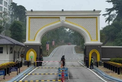 Ketibaan mereka menjelang Mesyuarat Lembaga Pengampunan Wilayah Persekutuan yang dijadual berlangsung pagi ini. - Astro AWANI