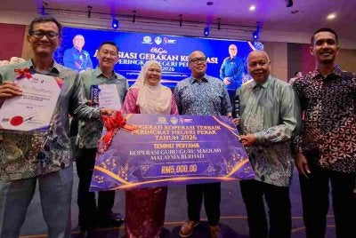 Salbiah, Ahmad Norihan (tiga dari kanan) dan Mohd Firdaus (kanan) bersama Koperasi Guru-Guru Sekolah Malaysia Berhad yang menerima pengiktirafan sebagai Anugerah Koperasi Terbaik Peringkat Negeri Perak 2026.