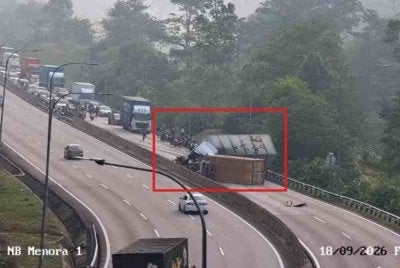 Kemalangan melibatkan dua lori dengan seorang daripada pemandu berada dalam keadaan tersepit.