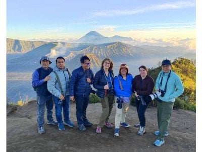 Mohd Razif (dua, kiri) bersama rakan-rakan foto dari negara lain yang mengikuti latihan intensif di Indonesia.