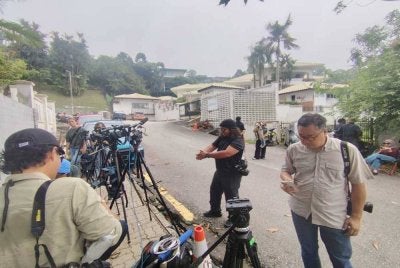 Pengamal media termasuk jurugambar berkumpul di hadapan kediaman bekas Perdana Menteri, Datuk Seri Najib Tun Razak di Langgak Duta