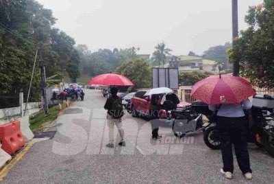 Hujan yang mencurah tidak mematahkan penantian petugas media tempatan dan antarabangsa yang berkampung di luar kediaman bekas Perdana Menteri, Datuk Seri Najib Razak