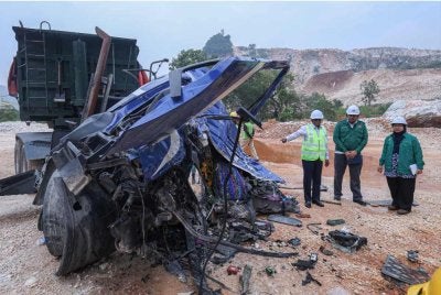 Sivanesan (kiri) ketika meninjau tapak kuari di Keramat Pulai, Simpang Pulai, lokasi insiden bongkah batu menghempap sebuah lori hingga mengorbankan pemandunya pada Isnin lalu.