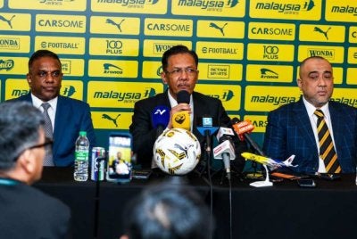 Saaran (kiri) akan membantu Ab Ghani (tengah) memperkasakan FAM. Turut kelihatan Naib Presiden 1, Datuk Seri Rosmadi Ismail. Foto FB FAM