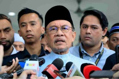 Anwar bercakap kepada pemberita selepas menunaikan Solat Jumaat di Surau Nur Perdana pada Jumaat. Foto Bernama 
