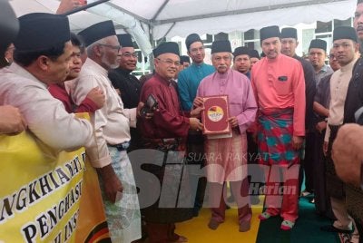 Tuanku Muhriz (tengah) berkenan menerima memorandum diserahkan oleh Mohd Aluwi. Foto SINAR HARIAN/SYAMILAH ZULKIFLI
