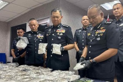 Ab Rahaman menunjukkan dadah yang dirampas dalam serbuan di Kluang, 13 September lalu