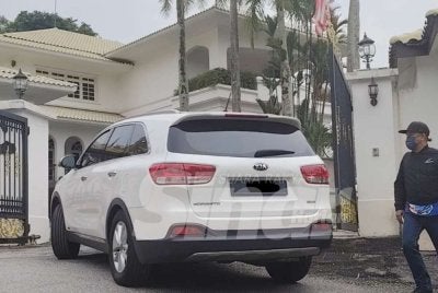 Beberapa kenderaan dilihat memasuki laluan ke kediaman berkenaan.