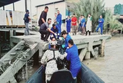 Sinar Harian sebelum ini melaporkan mayat Mohamad Shahril ditemukan sekumpulan nelayan di perairan Hutan Melintang, Perak, kira-kira jam 9.30 pagi pada Rabu.