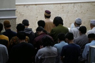 PASTIKAN saf di hadapan penuh terlebih dahulu sebelum memulakan saf baharu.