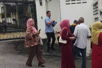 Pegawai khas kepada Najib enggan mengulas mengenai perkembangan semasa bekas Perdana Menteri itu ketika ditemui di hadapan kediamannya pada Jumaat.