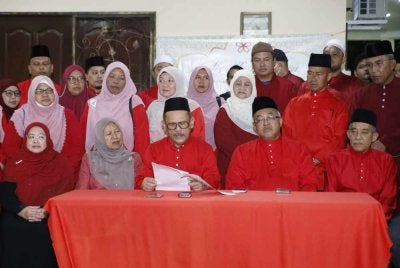 Hashim (duduk di tengah) memberi penjelasan berhubung jumlah sebenar Ketua Cawangan Bahagian Kuala Kangsar yang mengisytiharkan keluar pati seperti yang didakwa sebelum ini.