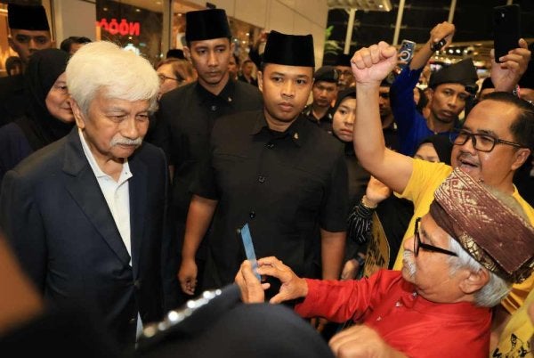 Tuanku Muhriz tiba di Lapangan Terbang Antarabangsa Kuala Lumpur (KLIA) Terminal 1 (T1). Foto Bernama