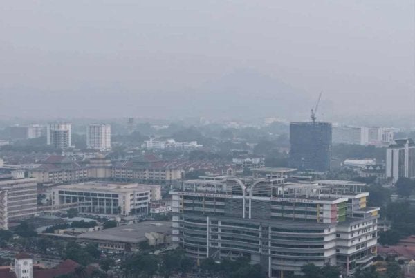 Keadaan udara di beberapa lokasi di bandar raya Ipoh pada Rabu susulan jerebu seperti dikongsi di Facebook Pemerhati Lembah Kinta.
