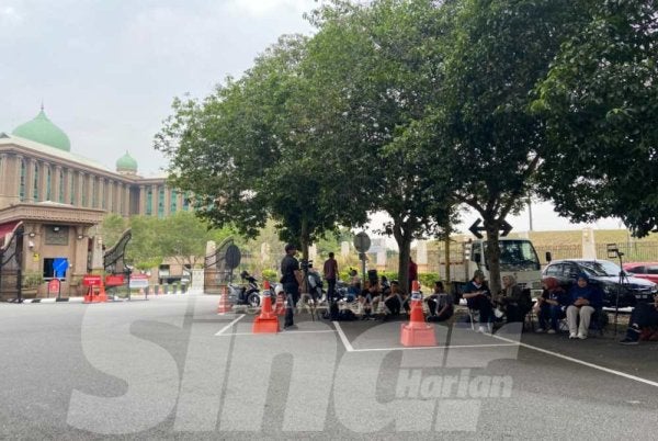 Petugas media berhimpun di hadapan bangunan Putra Perdana seawal jam 4 petang bagi membawakan perkembangan terkini politik tanah air.