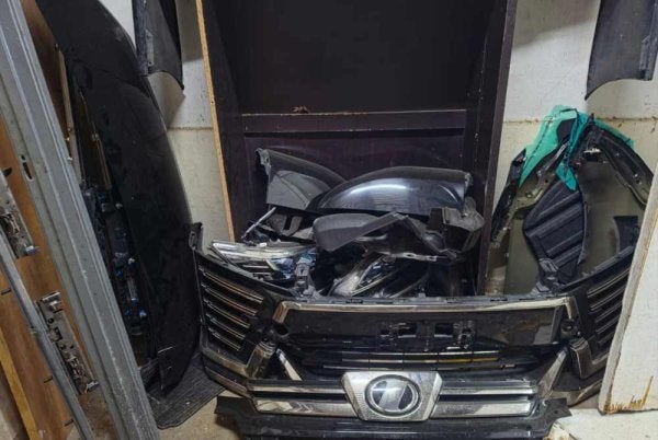 Komponen kenderaan yang masih mempunyai nilai pasaran dikumpulkan untuk dijual. Foto: Polis Padang Besar